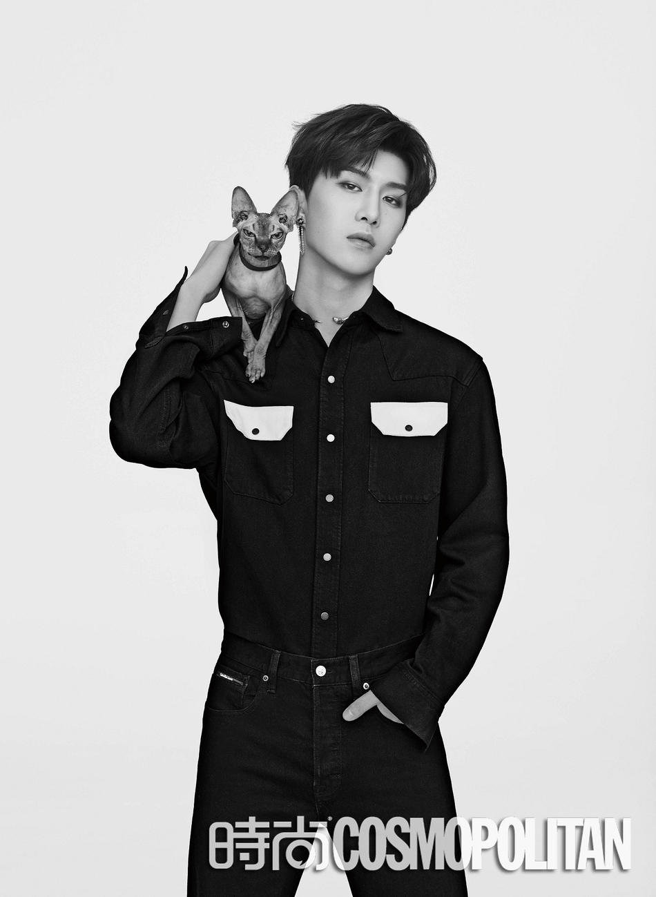 组图:范丞丞百变穿搭登封面 长皮衣黑衬衫演绎极简时尚