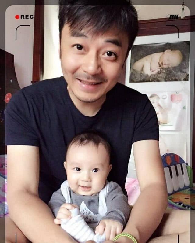 组图：汪涵儿子小沐沐近照曝光 对镜头摆pose看科技展hin认真