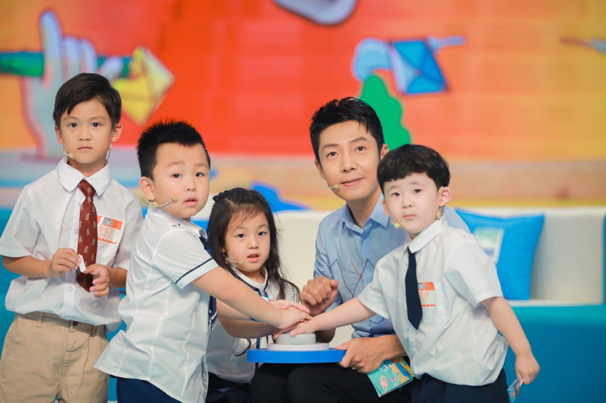 组图:撒贝宁带娃成"孩子王" 小泡芙小亮仔相互依偎画面超暖_高清图集_