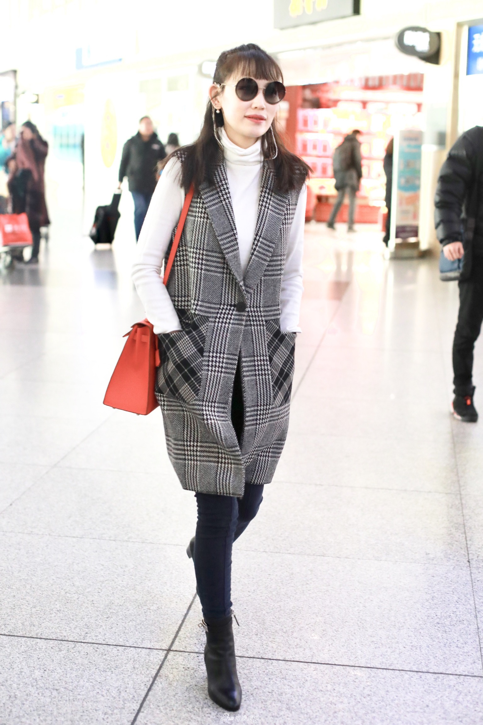 组图要出道马蓉机场挥手打招呼状态好顶空气刘海甜笑心情靓