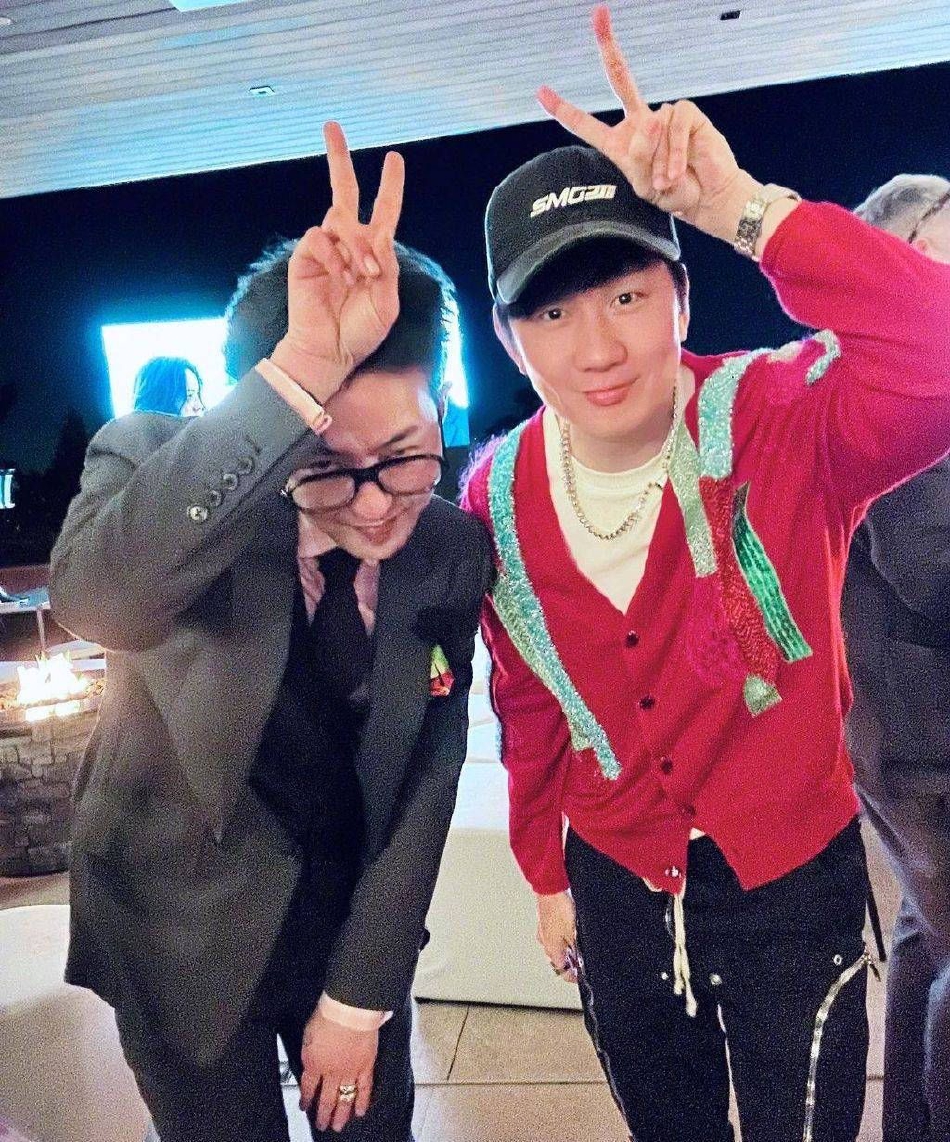 组图:林俊杰晒与好友聚会合影 和吴彦祖自拍两人对镜灿笑状态好