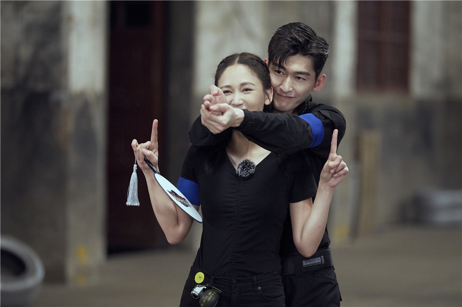 张翰环抱教学陈乔恩射击 二人搭肩膀互动笑容满面_高清图集_新浪网