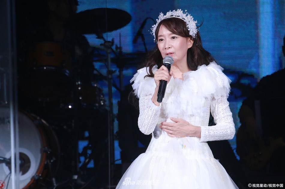 组图:陈美龄背翅膀开唱如天使下凡 戴花环似仙子激动抹眼泪_高清图集
