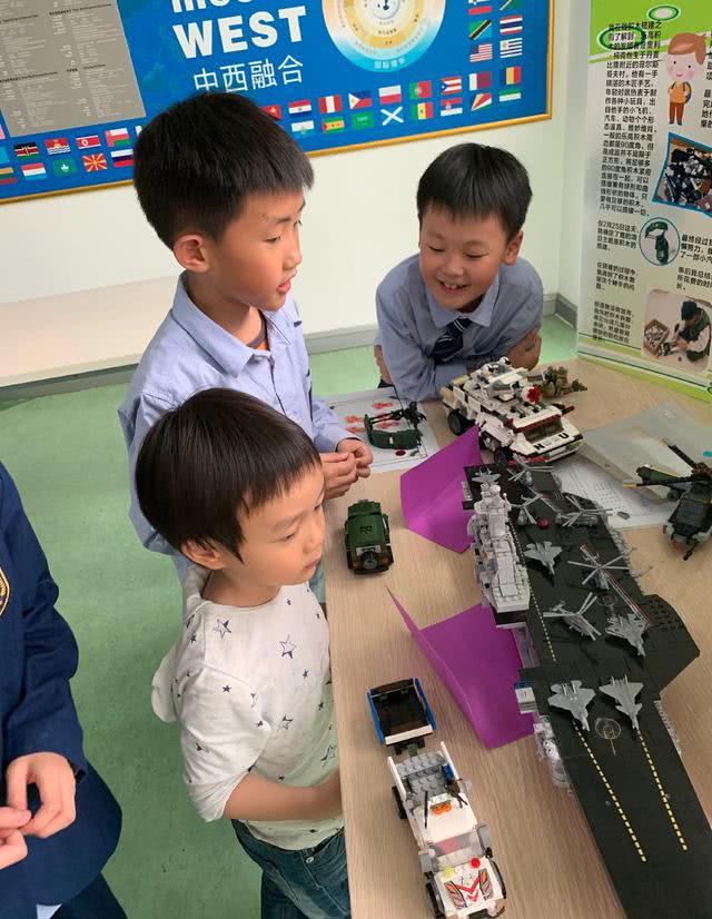 组图：汪涵儿子小沐沐近照曝光 对镜头摆pose看科技展hin认真