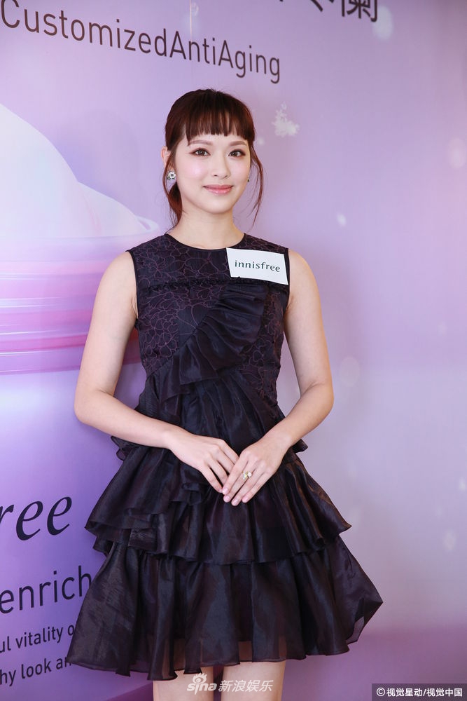 新浪娱乐讯 1月4日,冯盈盈(crystal)到铜锣湾出席某护肤品牌活动,除了