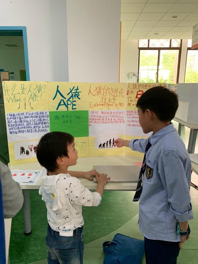 组图：汪涵儿子小沐沐近照曝光 对镜头摆pose看科技展hin认真
