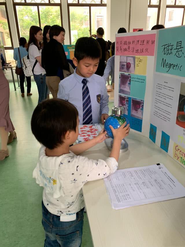 组图：汪涵儿子小沐沐近照曝光 对镜头摆pose看科技展hin认真