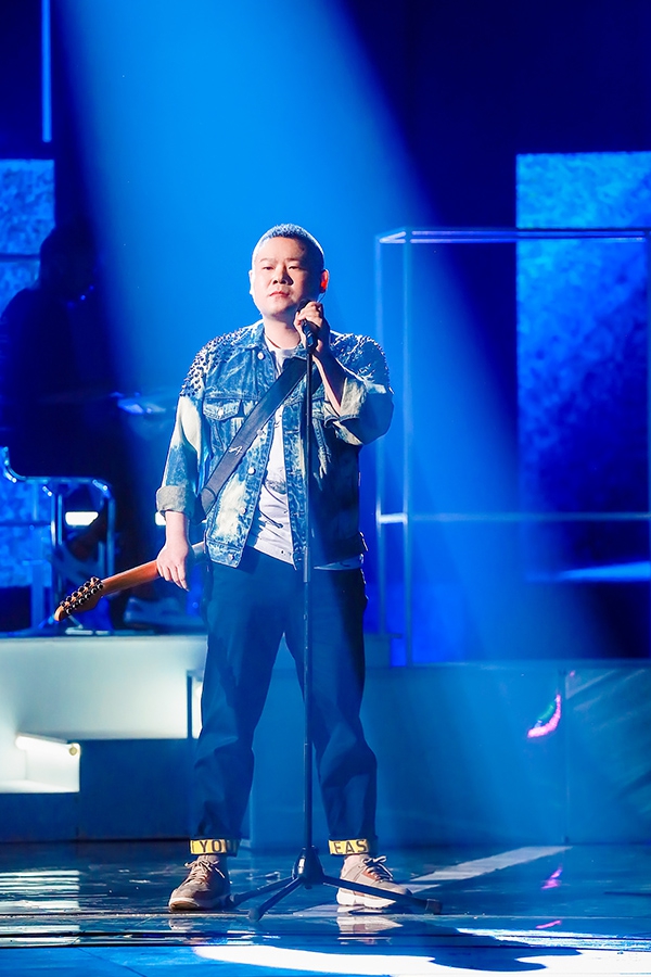 薛之谦扎冲天揪弹吉他摇滚范十足