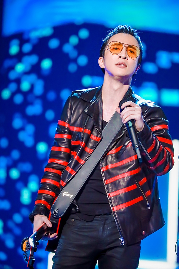 组图:情歌王子大变身!薛之谦扎冲天揪弹吉他摇滚范十足