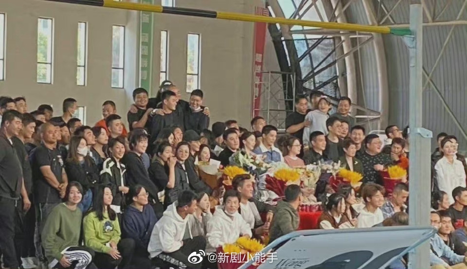 组图：金晨王安宇《炽道》杀青路透手捧鲜花灿笑生图状态好