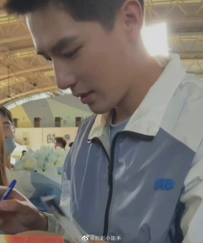 组图：金晨王安宇《炽道》杀青路透手捧鲜花灿笑生图状态好