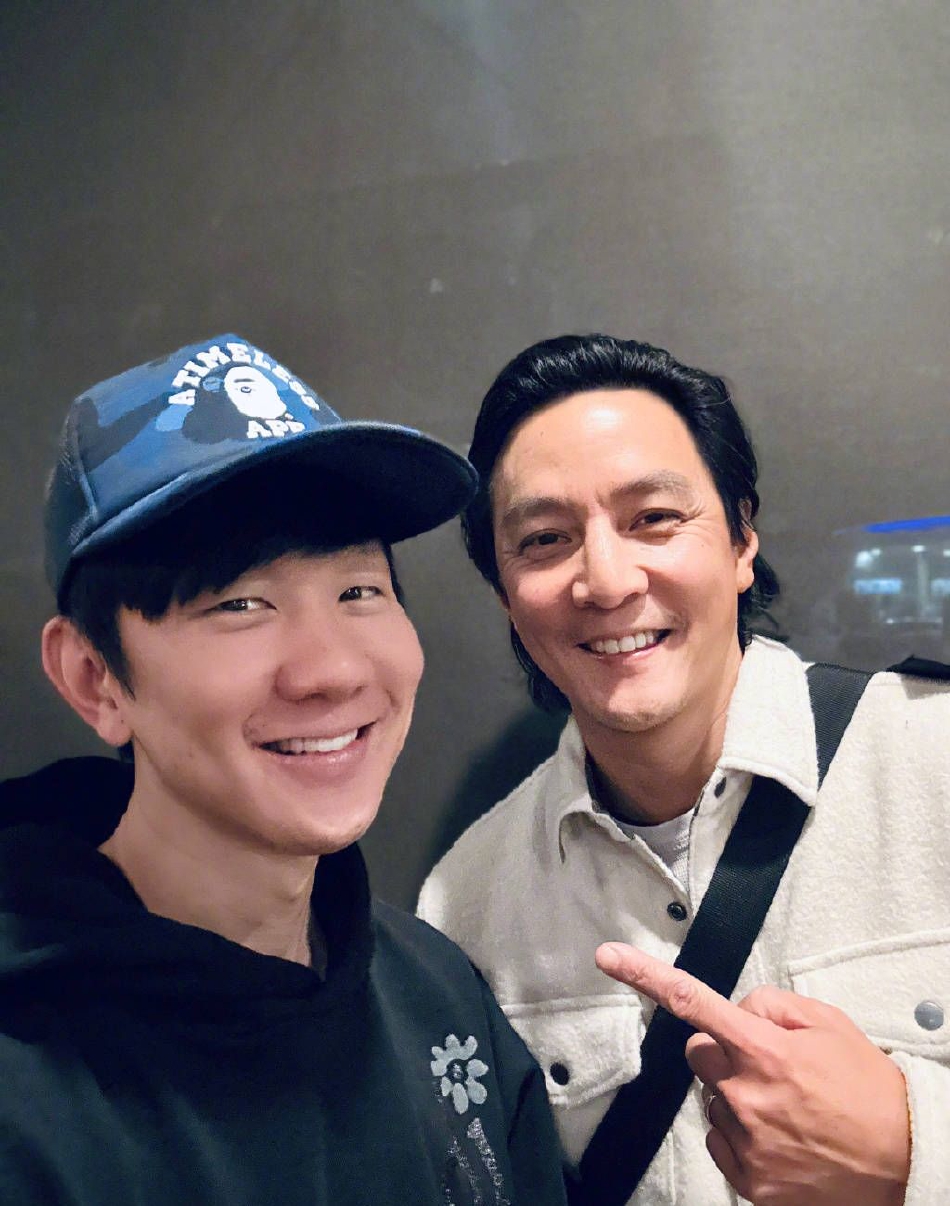 组图:林俊杰晒与好友聚会合影 和吴彦祖自拍两人对镜灿笑状态好