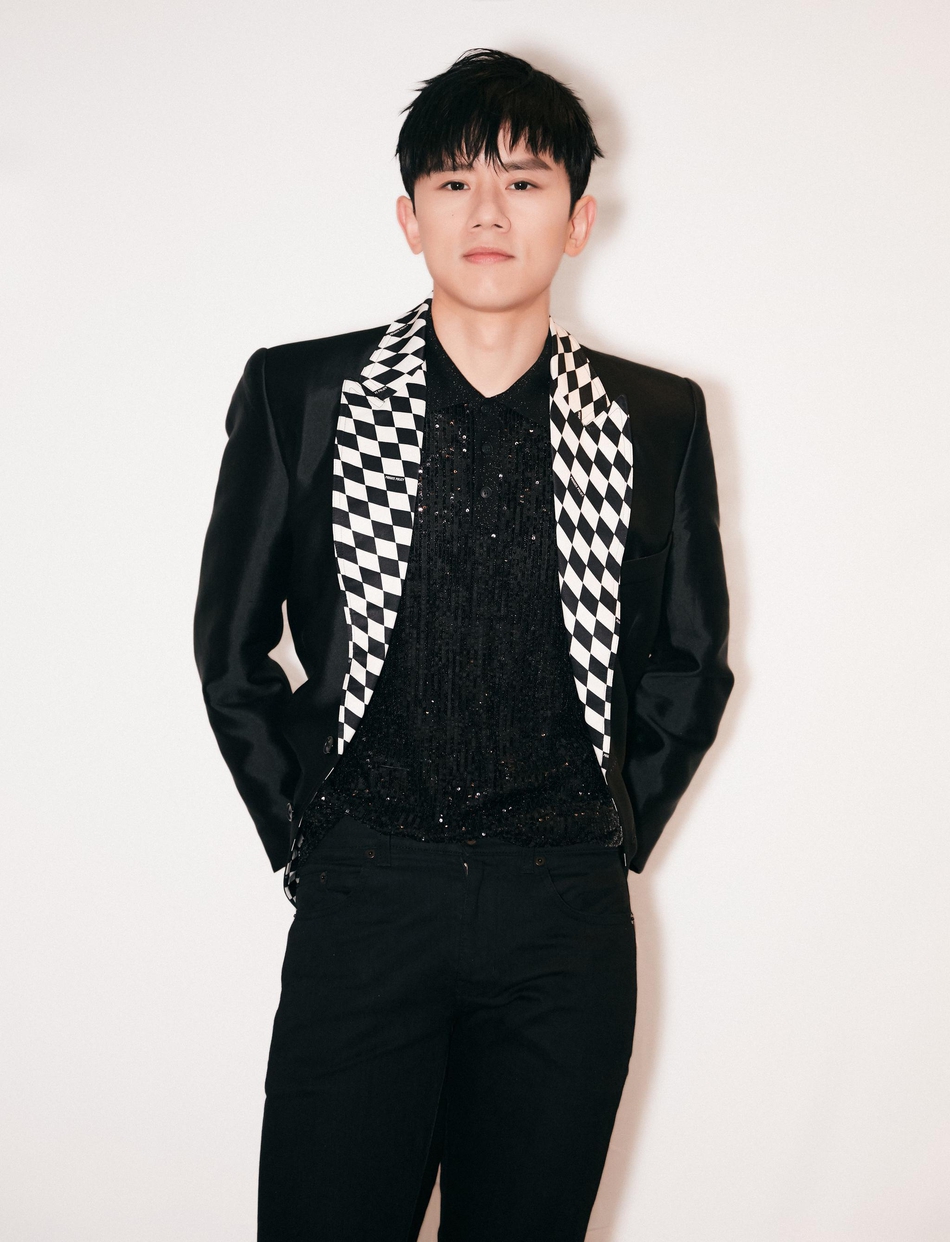 组图:张杰菱格西装干练帅气 眼神自信展熟男魅力