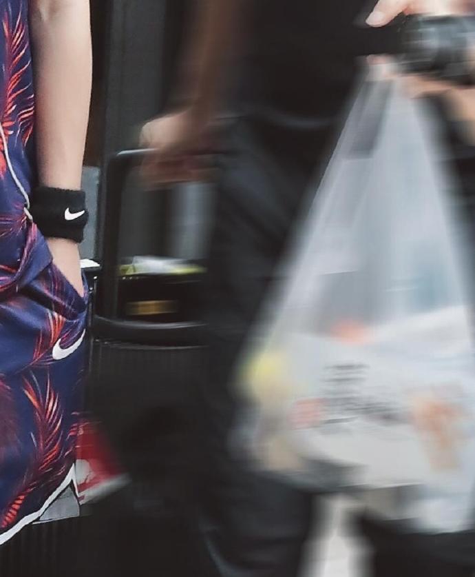 组图：Justin黄明昊一身篮球训练服酷帅有型 助理手提辣条吸睛