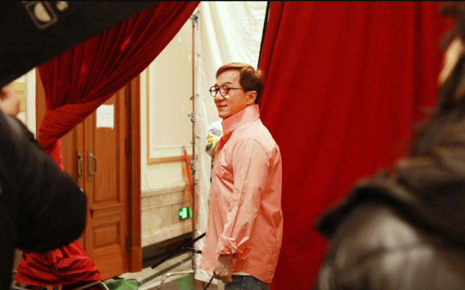 组图：《怎么办！脱口秀专场》路透图释出成龙杨幂等加盟现身第2张图片