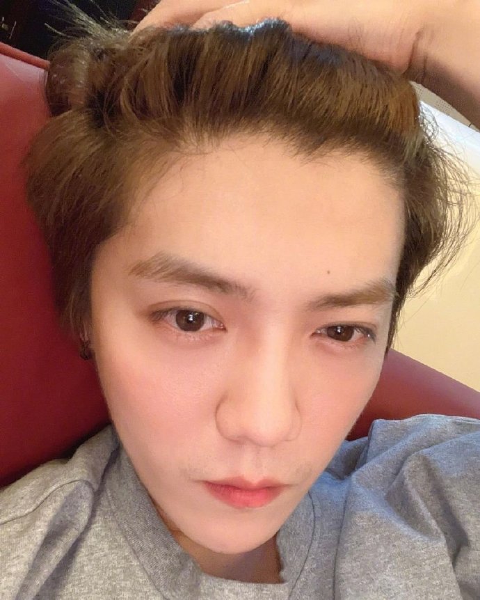 组图:鹿晗晒久违自拍营业 撩刘海露出额头五官立体帅气