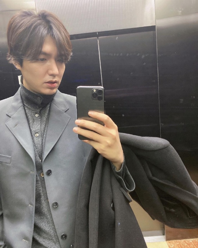 組圖：DNA動了！李敏鎬曬西服自拍祝福樸信惠崔泰俊結婚