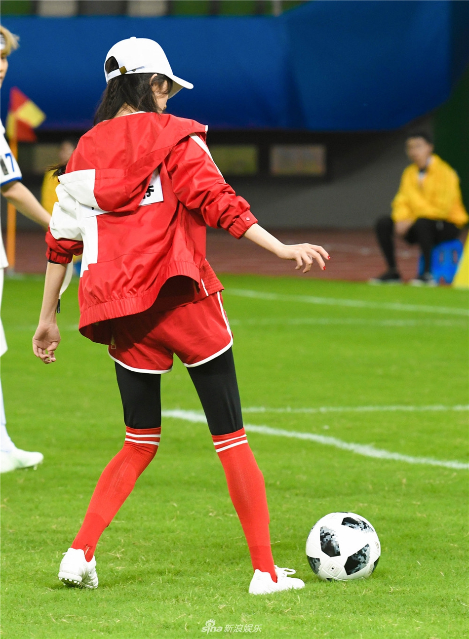 组图:《奔跑吧》鹿晗开启足球主场光环 杨幂baby合体