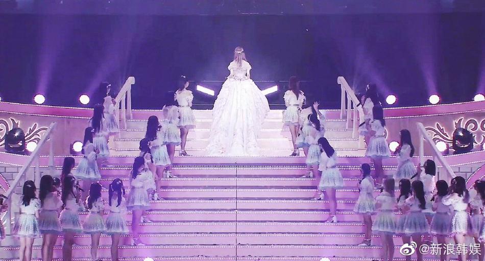 組圖：正式畢業啦！「小櫻花」宮脅咲良穿一字肩蓬蓬裙似仙女