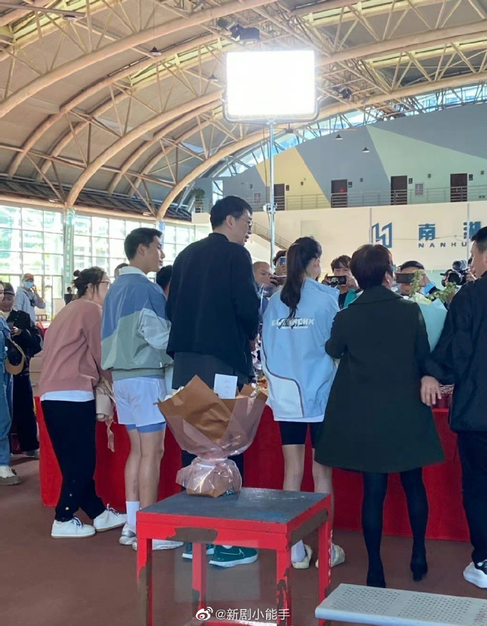 组图：金晨王安宇《炽道》杀青路透手捧鲜花灿笑生图状态好