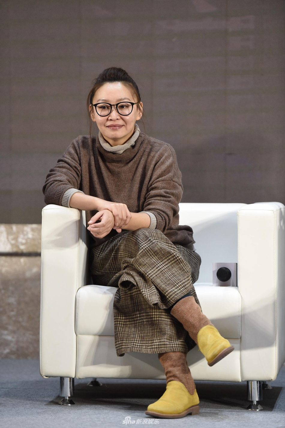 组图:刘天池现身新浪潮论坛 黑框眼镜显斯文棕色look状态佳