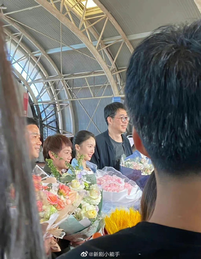 组图：金晨王安宇《炽道》杀青路透手捧鲜花灿笑生图状态好