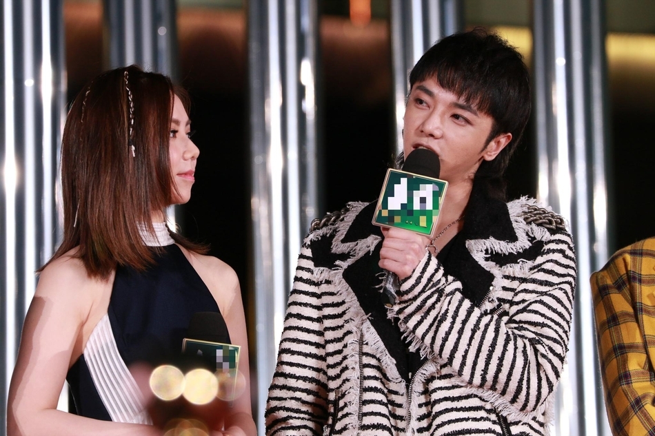 组图:穿对衣服美如画!邓紫棋帮唱华晨宇黑色高开叉裙大秀美腿