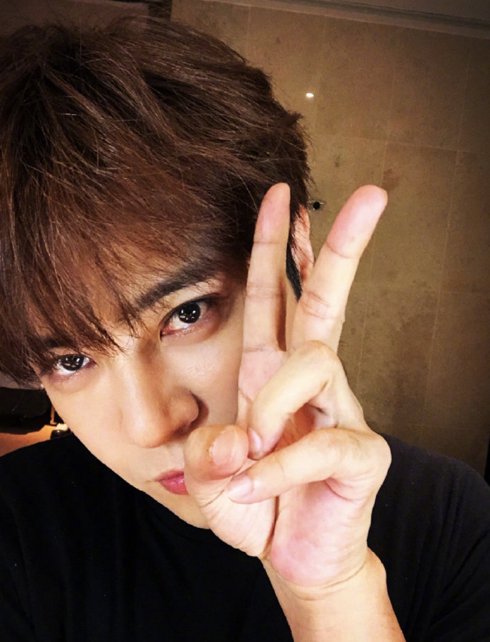 组图:罗志祥对镜自拍帅气依旧超冻龄 比耶呲牙搞怪逗趣