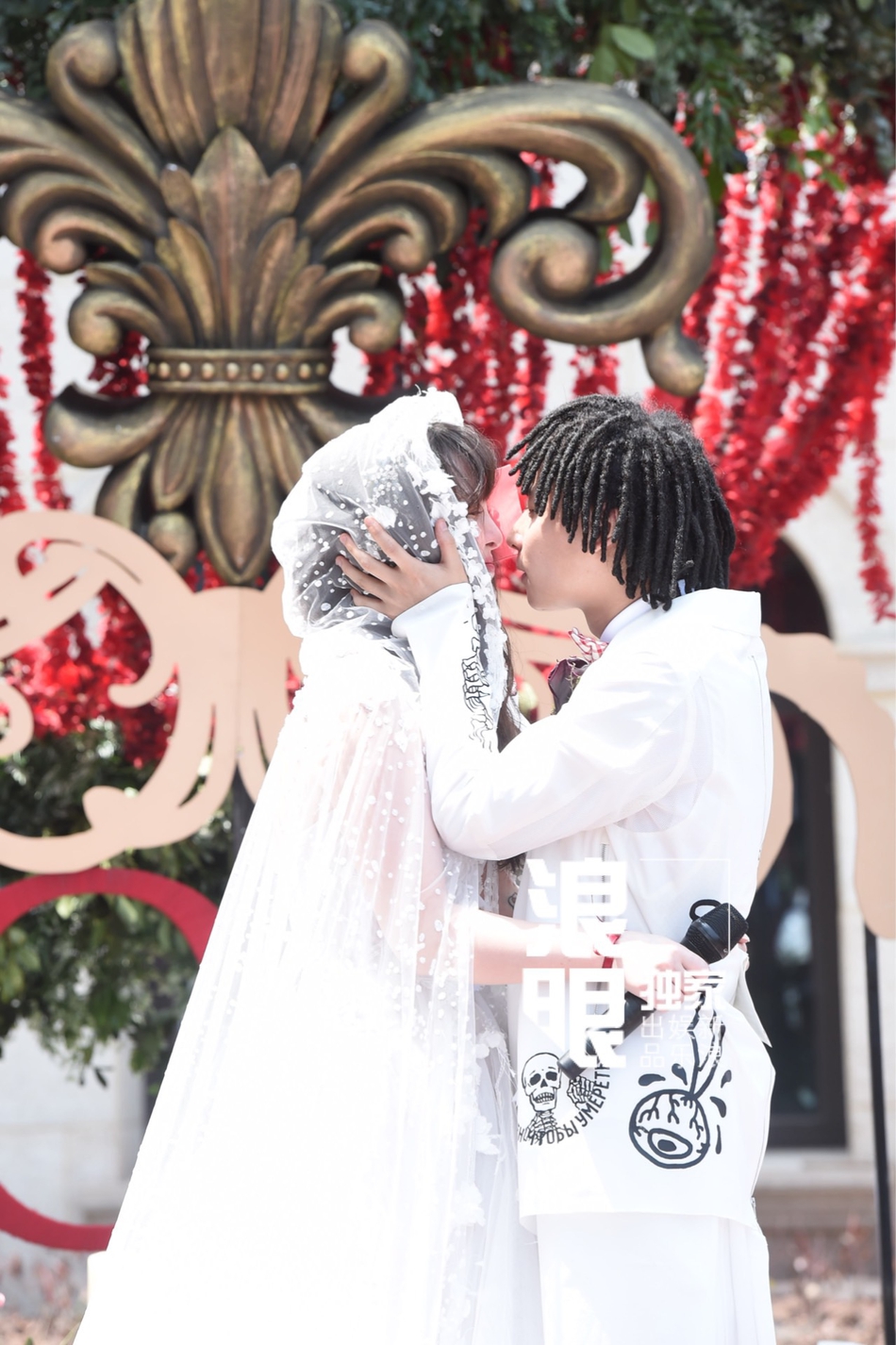 10 / 14 新浪娱乐讯 今日,嘻哈歌手bridge举行婚礼,现场他单膝跪地