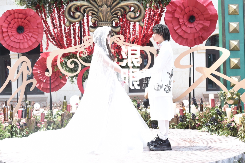 组图:bridge单膝跪地献花新娘 两人相拥热吻幸福甜蜜