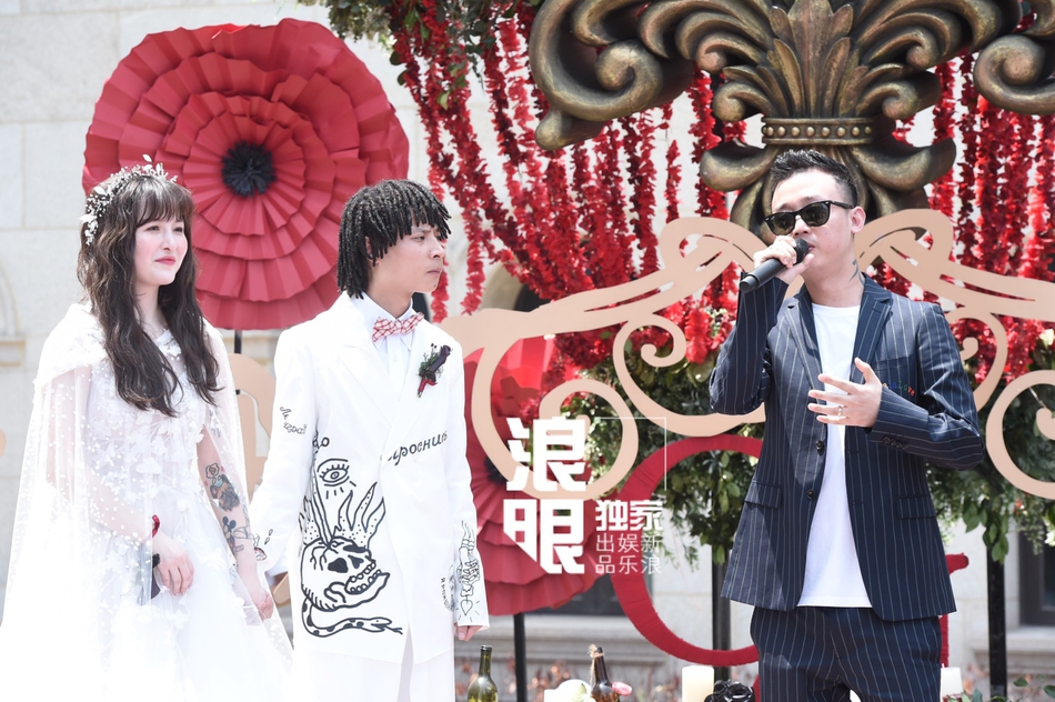 1/ 14新浪娱乐讯 今日,嘻哈歌手bridge举行婚礼,现场他单膝跪地献花给