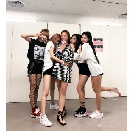 组图：BLACKPINK成员JENNIE受伤手腕淤青 直播安慰粉丝笑称没事