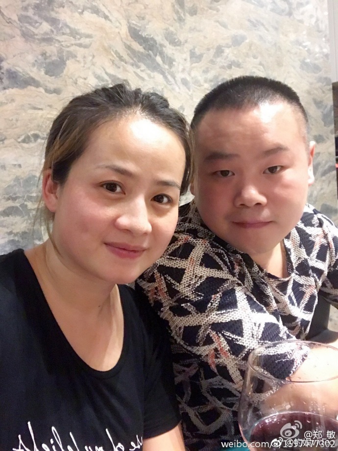 小岳岳妻子晒夫妻合照 两人亲昵贴面超有夫妻相