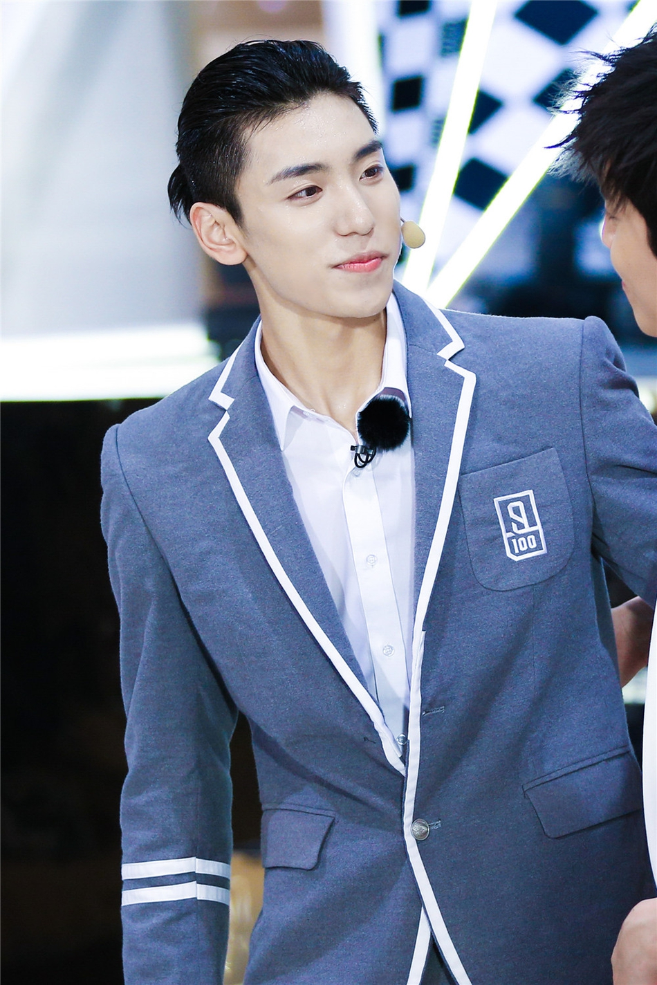 组图:nine percent制服亮相跑男阳光帅气 鹿晗披银纱献唱闪闪发光