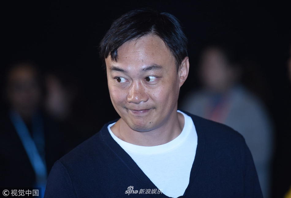 陈奕迅宣传新片 挠头抿嘴动作超丰富_高清图集_新浪网