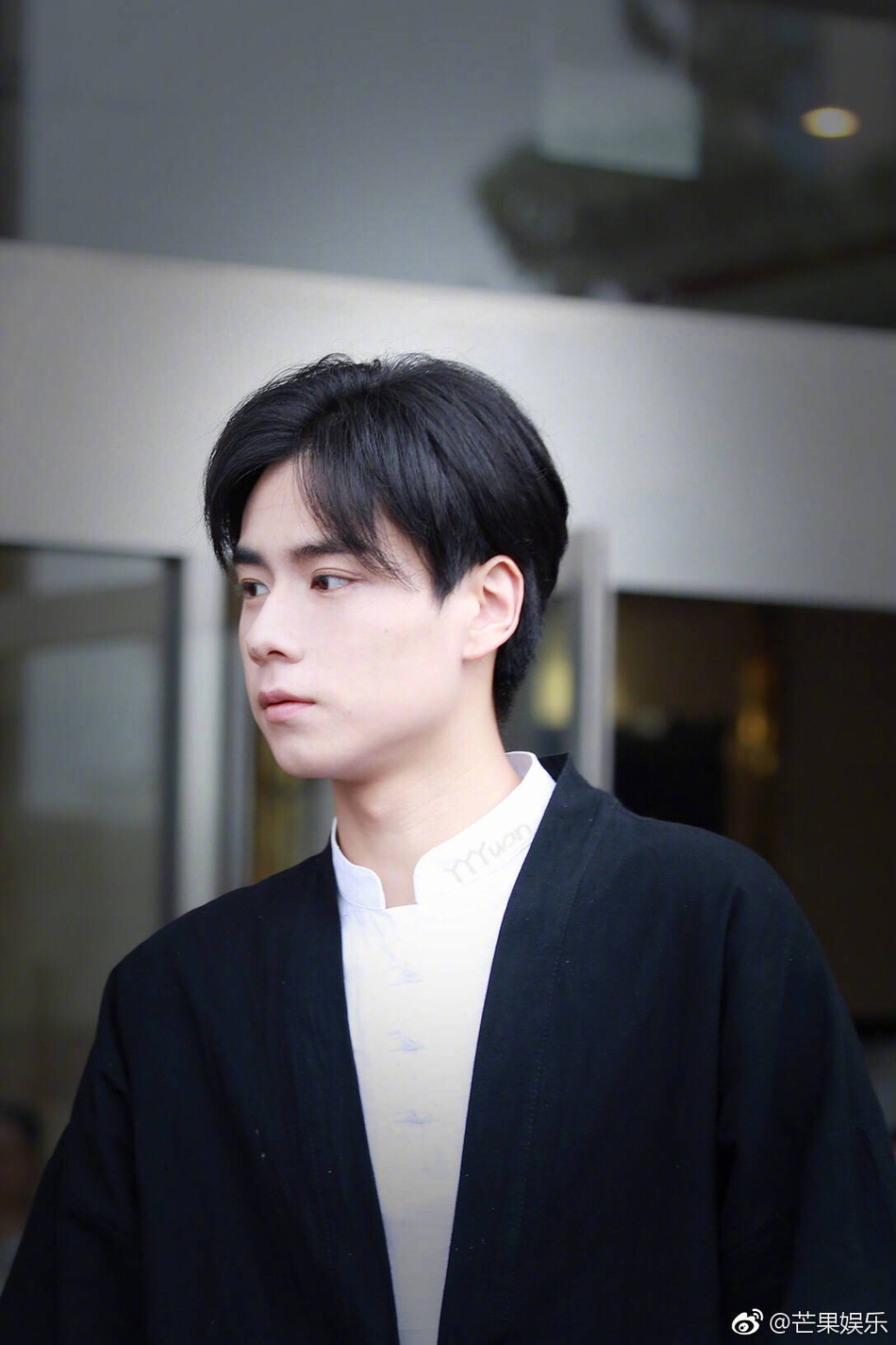 组图:胡一天民国风打扮英气十足 眉眼精致鼻子高挑