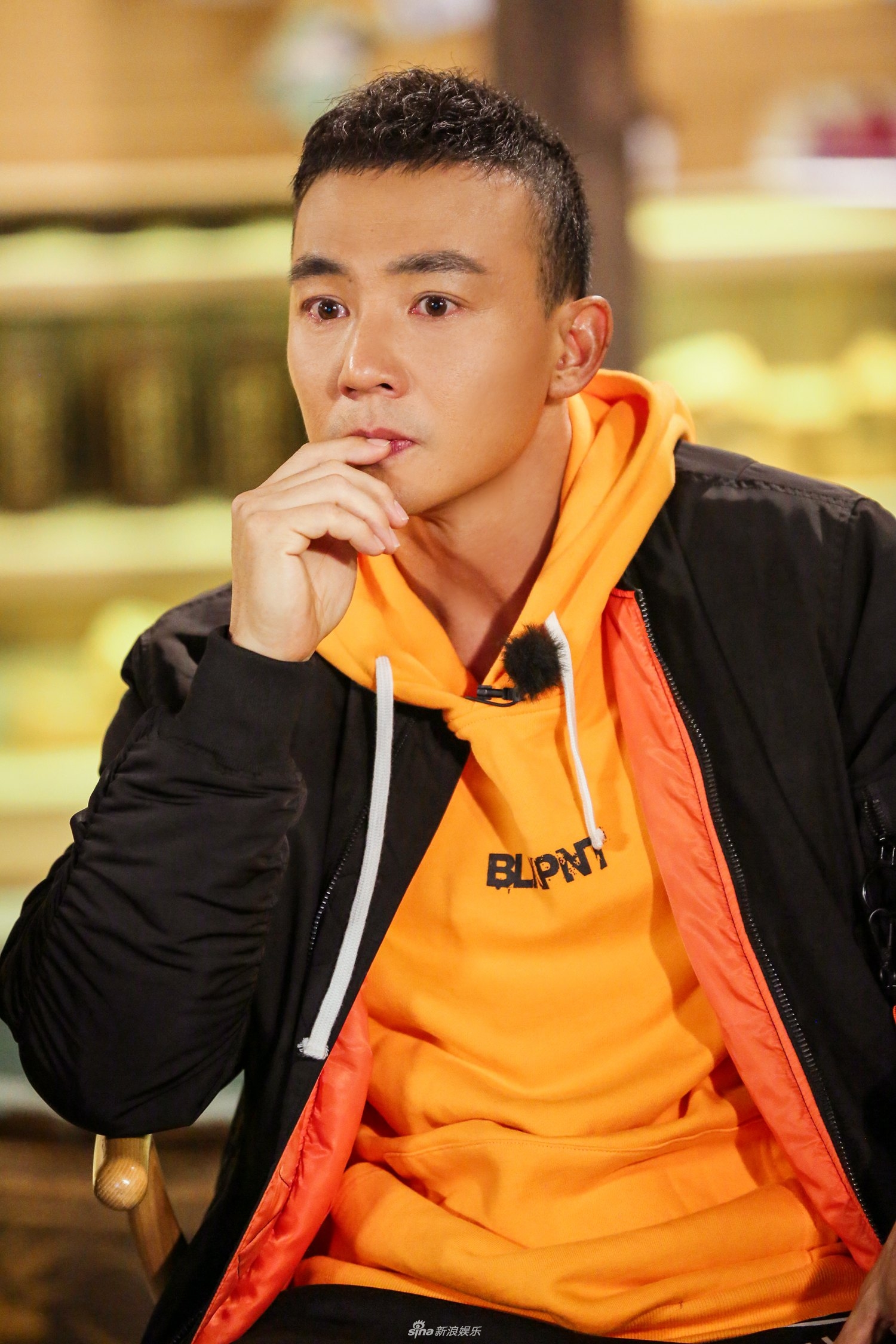 新浪娱乐讯 刘畊宏观看时一度眼眶泛红,视频中感动的