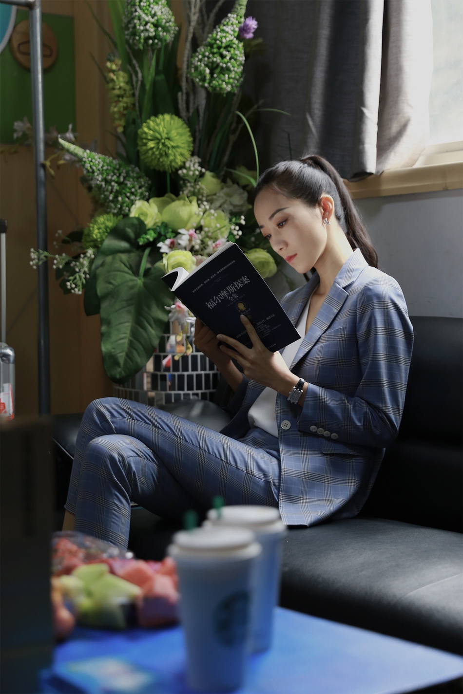 组图:大侦探录制图曝光 吴磊红卫衣活力十足韩雪蓝西装知性大气