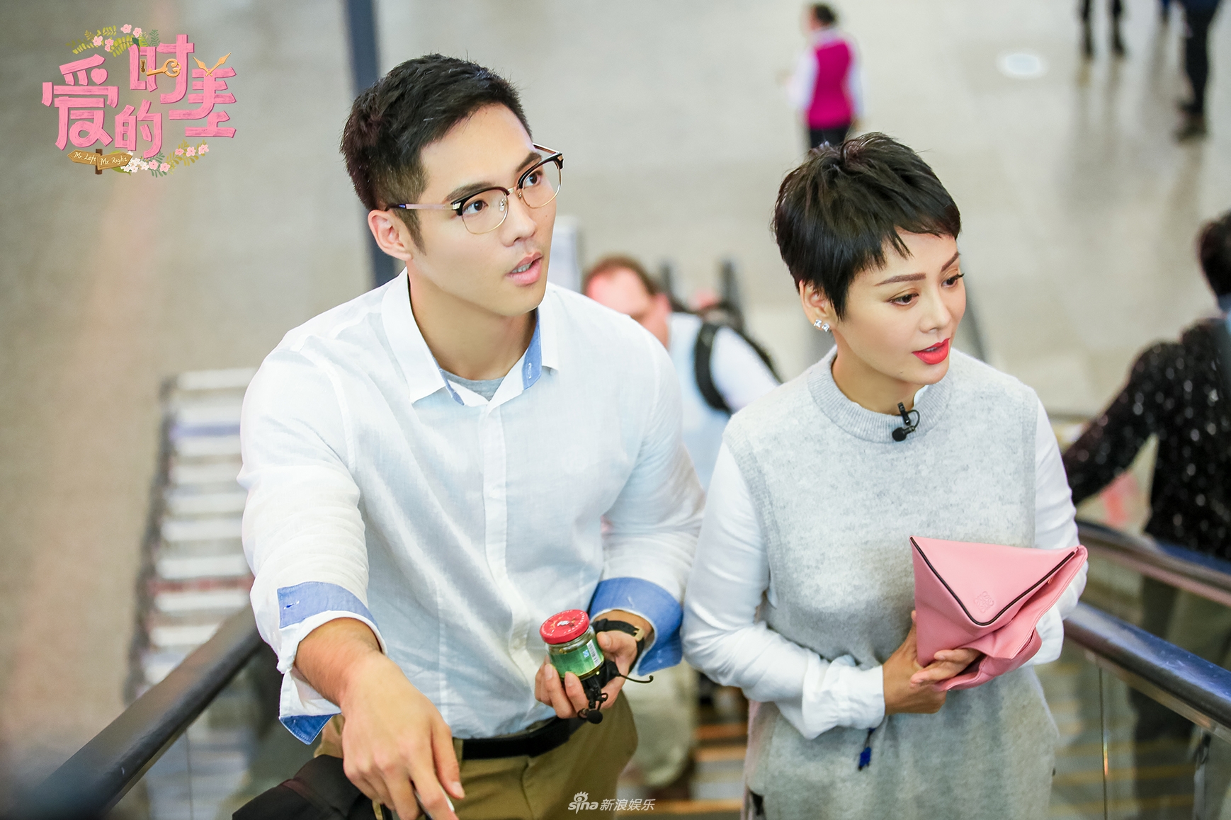 组图:宁静变娇羞少女拥吻小鲜肉 当街大方撒狗粮毫不避讳