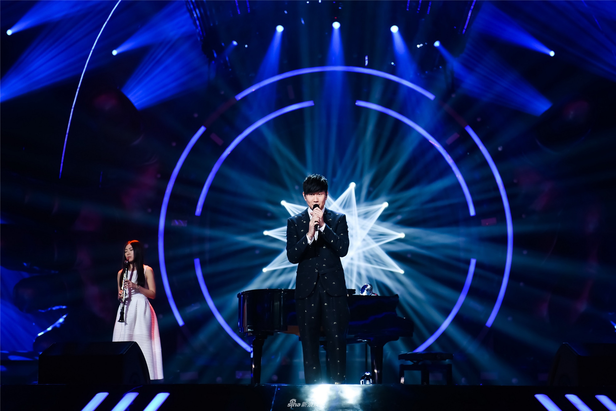 组图林俊杰弹钢琴安静优雅刘宪华舞台献唱超帅气