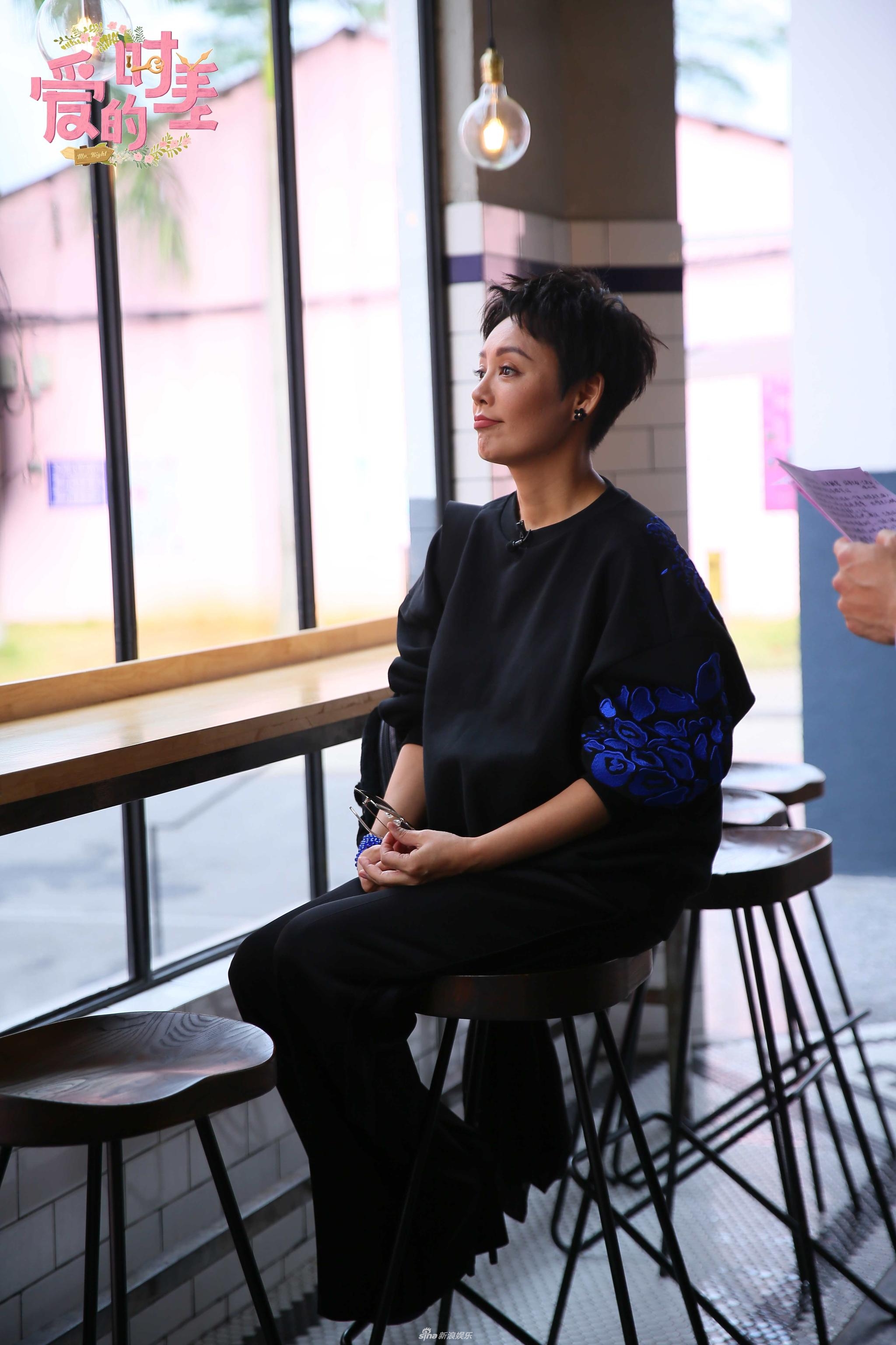 组图:宁静短发率性妆容精致 穿休闲装轻松随意状态好