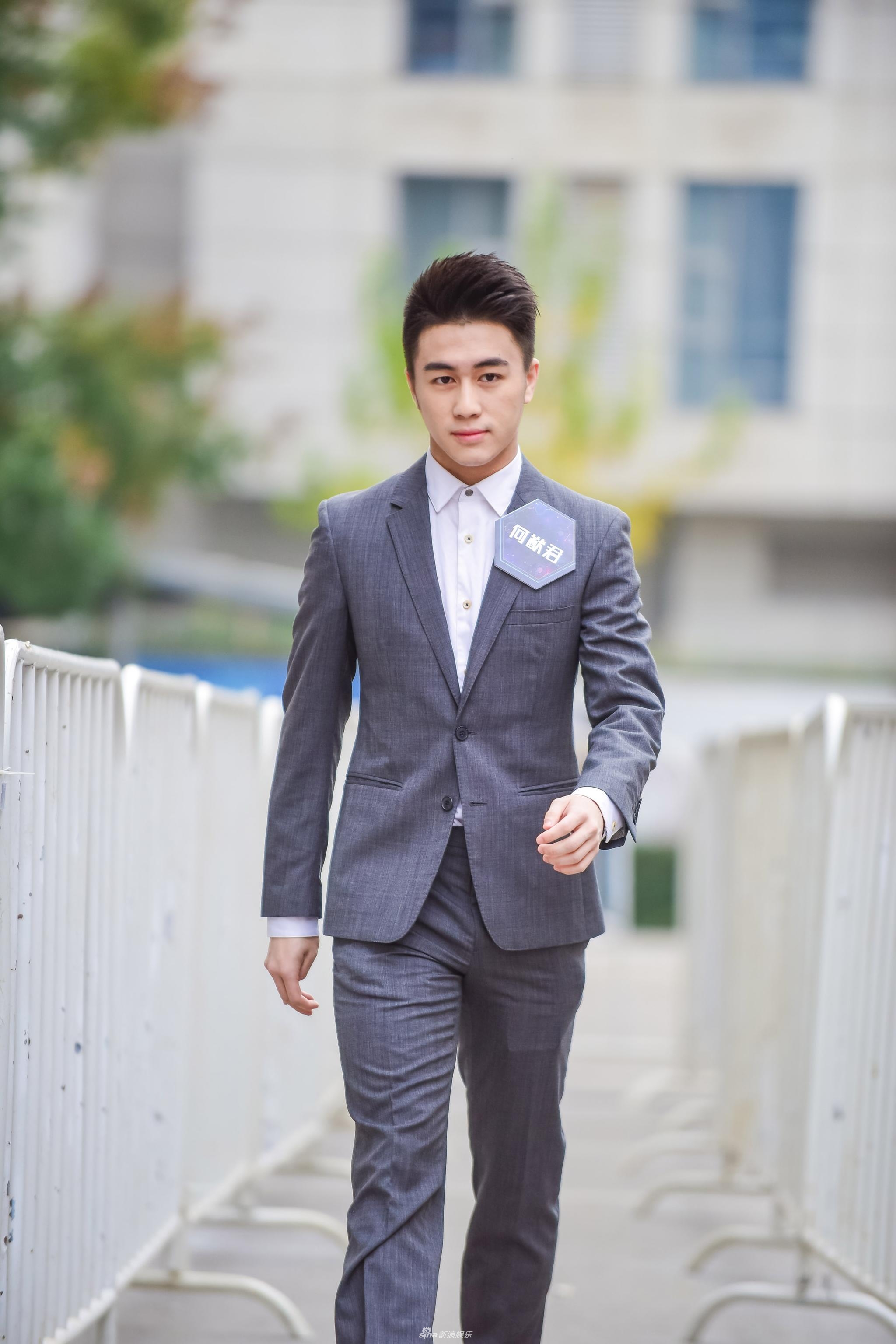 组图:何猷君参加《最强大脑》比赛 西装笔挺帅气