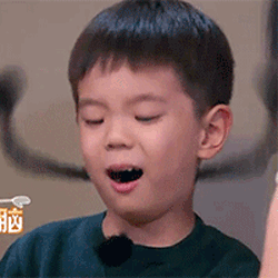 组图：一家三口萌萌哒！霍思燕晒杜江嗯哼同款少女辫 俏皮可爱