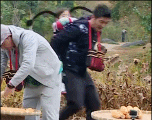 组图：一家三口萌萌哒！霍思燕晒杜江嗯哼同款少女辫 俏皮可爱