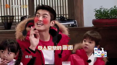 组图：一家三口萌萌哒！霍思燕晒杜江嗯哼同款少女辫 俏皮可爱