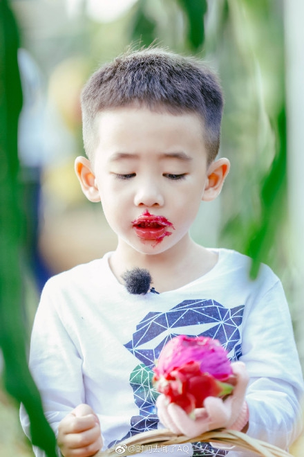 组图:美妆博主jasper上线!签字笔描眉火龙果口红引领新潮流