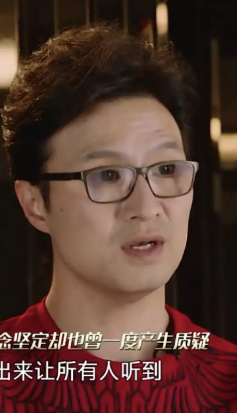 组图:汪峰年轻旧照曝光 改变的是发型不变的是放大眼镜