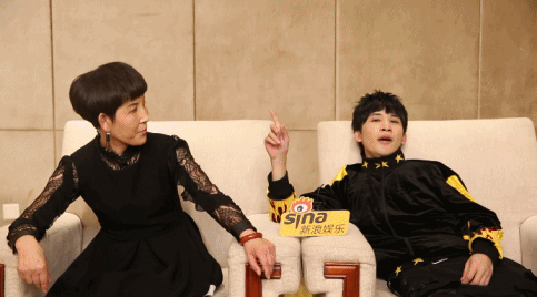 组图：大张伟和妈妈接受采访 聊着聊着变成北京瘫轻松随意