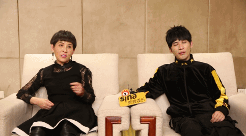 组图：大张伟和妈妈接受采访 聊着聊着变成北京瘫轻松随意