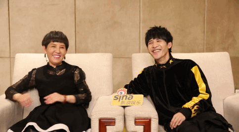 组图：大张伟和妈妈接受采访 聊着聊着变成北京瘫轻松随意